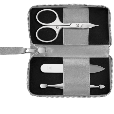 Geöffnetes ZWILLING Premium Apfelleder Set 3tlg. in grau mit Reißverschluss und essentiellen Pflegeinstrumenten (Nagel- und Hautschere, Glas-Nagelfeile und Nagelhautschieber und -reiniger) in matt-silber.