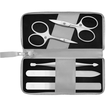 Geöffnetes ZWILLING Premium Apfelleder Set 5tlg. in grau mit Reißverschluss und Maniküre- und Pediküreinstrumenten (Nagelschere, Glas-Nagelfeile, Glas-Nagelbuffer, Nagelhautschieber und -reiniger und Hautschere) in matt-silber.