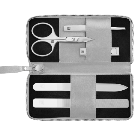 Geöffnetes ZWILLING Premium Apfelleder Set 5tlg. in grau mit Maniküre- und Pediküreinstrumenten (Nagel- und Hautschere, Kompakt-Nagelknipser, Glas-Nagelfeile, Glas-Nagelbuffer und schräge Pinzette) in matt-silber.