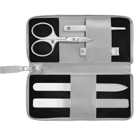 Geöffnetes ZWILLING Premium Apfelleder Set 5tlg. in grau mit Maniküre- und Pediküreinstrumenten (Nagel- und Hautschere, Kompakt-Nagelknipser, Glas-Nagelfeile, Glas-Nagelbuffer und schräge Pinzette) in matt-silber.