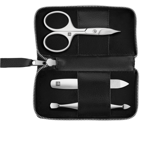 Geöffnetes ZWILLING Premium Apfelleder Set 3tlg. in schwarz mit Reißverschluss und essentiellen Pflegeinstrumenten (Nagel- und Hautschere, Nagelhautschieber und reiniger und Saphir-Nagelfeile) in matt-silber.