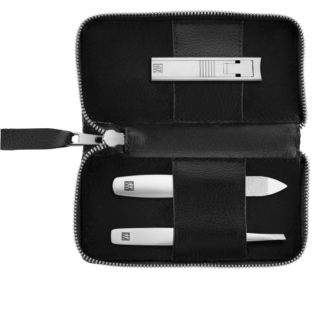 Geöffnetes ZWILLING Premium Apfelleder Set 3tlg. in schwarz mit Reißverschluss und essentiellen Pflegeinstrumenten (Kompakt-Nagelknipser, Saphir-Nagelfeile, schräge Pinzette) in matt-silber.