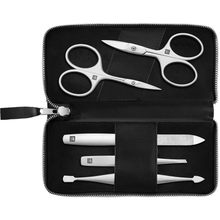 Geöffnetes ZWILLING Premium Apfelleder Set 5tlg. in schwarz mit Maniküre- und Pediküreinstrumenten (Nagelschere, Saphir-Nagelfeile, Nagelhautschere, Nagelhautschieber- und reiniger und schräge Pinzette) in matt-silber.