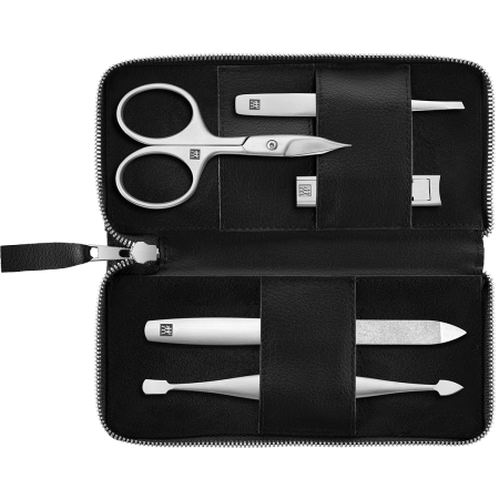 Geöffnetes ZWILLING Premium Apfelleder Set 5tlg. in schwarz mit Reißverschluss und Maniküre- und Pediküreinstrumenten (Nagel- und Hautschere, Kompakt-Nagelknipser, Saphir-Nagelfeile, Nagelhautschieber und -reiniger und schräge Pinzette) in matt-silber.
