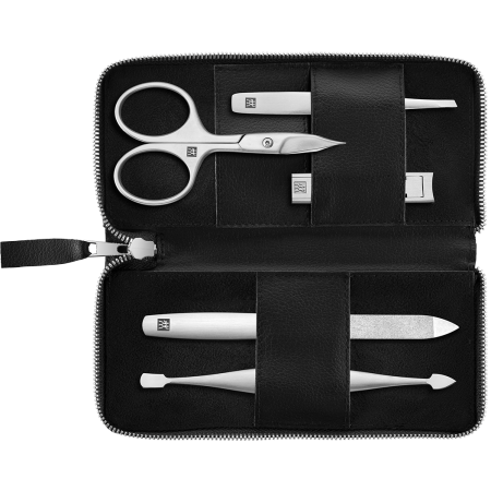 Geöffnetes ZWILLING Premium Apfelleder Set 5tlg. in schwarz mit Reißverschluss und Maniküre- und Pediküreinstrumenten (Nagel- und Hautschere, Kompakt-Nagelknipser, Saphir-Nagelfeile, Nagelhautschieber und -reiniger und schräge Pinzette) in matt-silber.