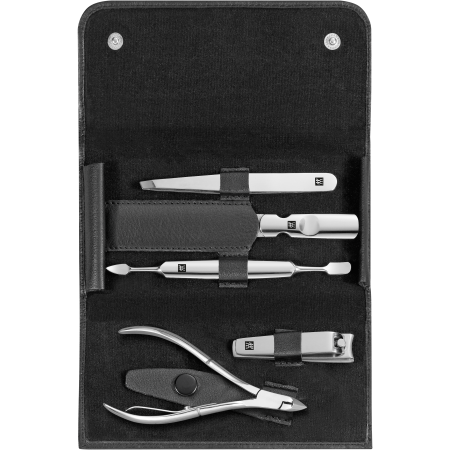 Geöffnetes ZWILLING Classic Set 5tlg. in schwarz mit Druckknopfverschluss mit den meistgenutzten Pflegeinstrumenten aus rostfreiem Edelstahl.