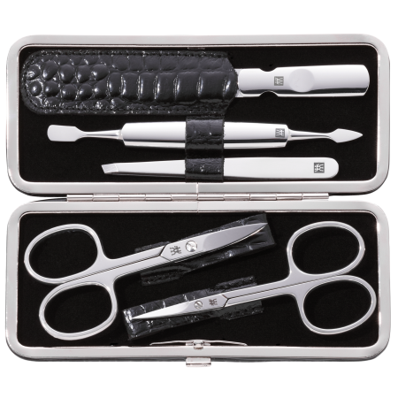 Geöffnetes ZWILLING Classic Set 5tlg. in schwarzer Kroko-Optik und Metallrahmen, mit den meistgenutzten Pflegeinstrumenten aus rostfreiem Edelstahl.