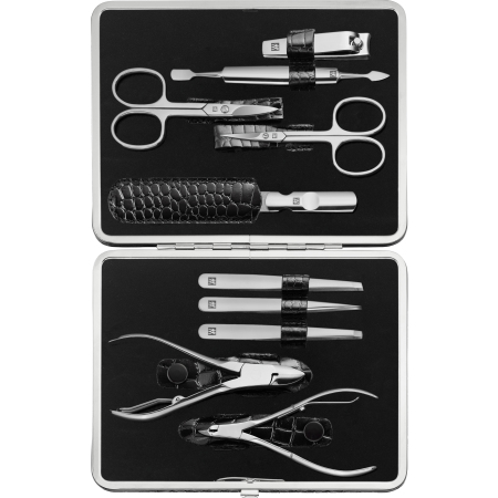 Geöffnetes ZWILLING Classic Set 10tlg. in schwarzer Kroko-Optik im Metallrahmen. Mit vollumfänglichen Pflegeinstrumenten aus rostfreiem Edelstahl.
