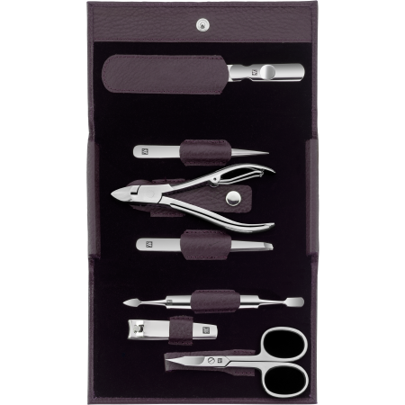 Geöffnetes ZWILLING Classic Set 7tlg. in Lila mit Druckknopfverschluss und den meistgenutzten Pflegeinstrumenten aus rostfreiem Edelstahl.