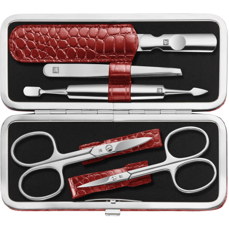 Geöffnetes ZWILLING Classic Set 5tlg. in roter Kroko-Optik mit Metallrahmen und den meistgenutzten Pflegeinstrumenten aus rostfreiem Edelstahl.