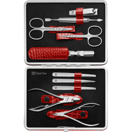 Geöffnetes ZWILLING Classic Set 10tlg. in roter Kroko-Optik mit Metallrahmen und vollumfänglichen Pflegeinstrumenten aus rostfreiem Edelstahl.