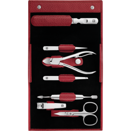 Geöffnetes ZWILLING Classic Set 7tlg. in rot mit Druckknopfverschluss und den meistgenutzten Pflegeinstrumenten aus rostfreiem Edelstahl.