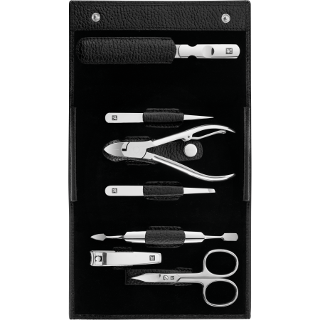 Geöffnetes ZWILLING Classic Set 7tlg. in schwarz mit Druckknopfverschluss mit den meistgenutzten Pflegeinstrumenten aus rostfreiem Edelstahl.