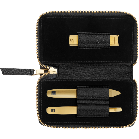 Geöffnetes ZWILLING Premium Set 3tlg. in schwarz mit Reißverschluss in gold und essentiellen Pflegeinstrumenten in gold.