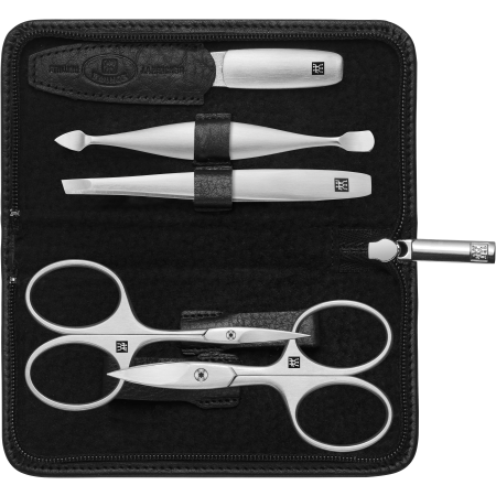 Geöffnetes ZWILLING Premium Set 5tlg. in Schwarz mit Reißverschluss und den meistgenutzten Pflegeinstrumenten aus rostfreiem Edelstahl.
