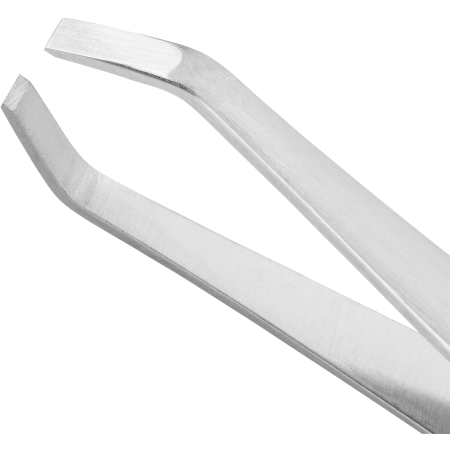 Nahaufnahme der angerauten, perfekt kalibrierten Spitzen der ZWILLING Premium Pinzette, abgewinkelt.