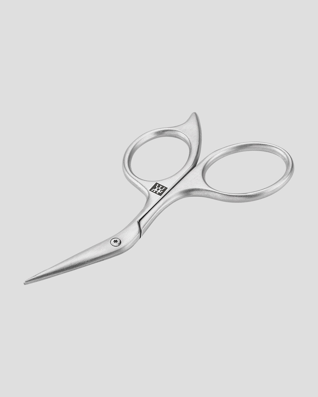 Augenbrauenschere aus mattiertem Edelstahl von ZWILLING Beauty vor grauem Hintergrund.