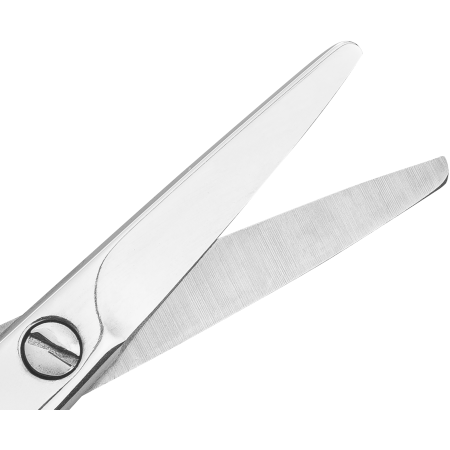 Nahaufnahme der geöffneten Schneide der ZWILLING Classic Baby-Nagelschere mit leicht gebogener Schneide und abgerundeter Spitze.