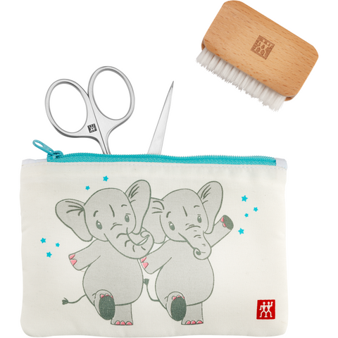 Frontalansicht eines ZWILLING Premium Baby und Kinder Maniküre Sets 3tlg. in weiß mit verspieltem Motiv und Reißverschluss und einer Nagelschere, einer Pinzette und einer Kinder-Nagelbürste.