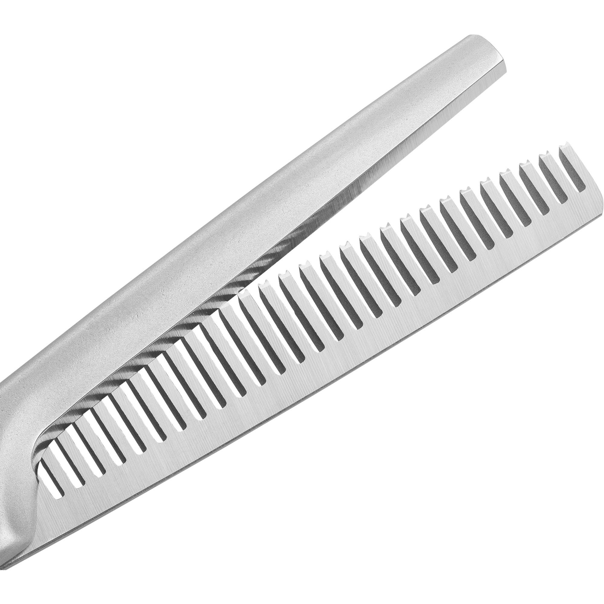 Nahaufnahme der geöffneten Schneide der ZWILLING Premium Effilierschere aus rostfreiem Edelstahl mit hochwertiger Verzahnung.