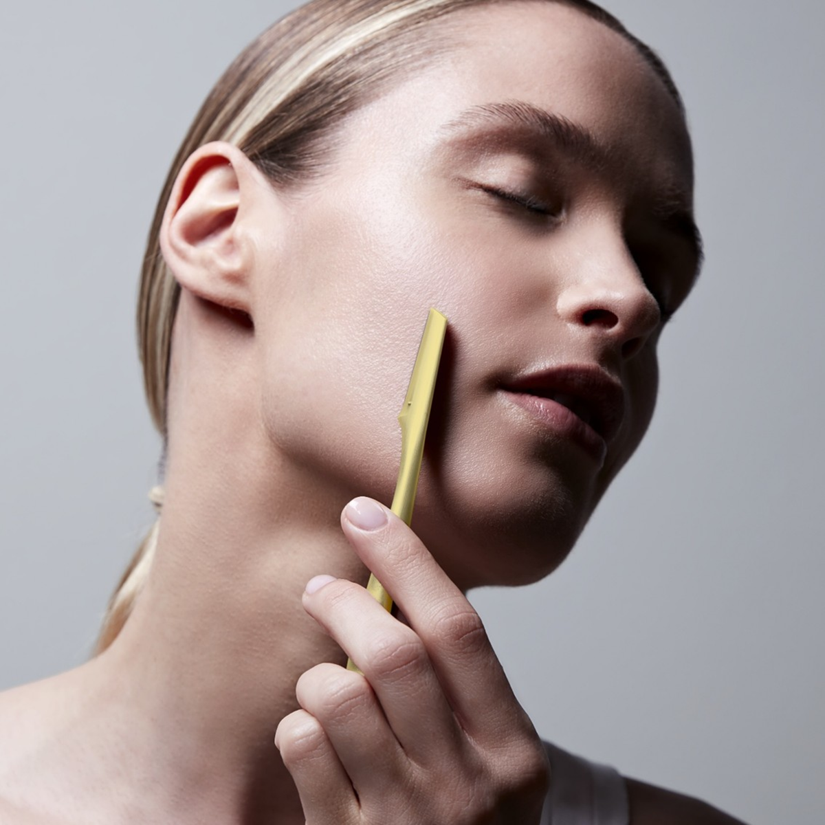 Anwendung eines ZWILLING Premium Gesichtshaar-Rasierers in Gold an der rechten Wange.