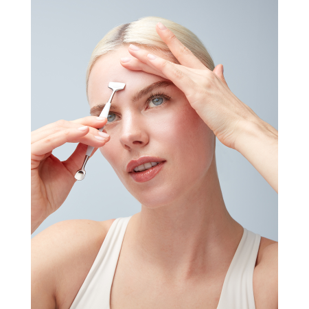 Anwendung des breiten Endes des ZWILLING Facial Pore Refiners an der Stirn, gehalten in der rechten Hand.