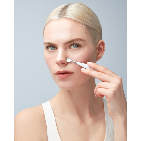 Anwendung des breiten Endes des ZWILLING Facial Pore Refiners an der rechten Wange, geführt mit der rechten Hand.