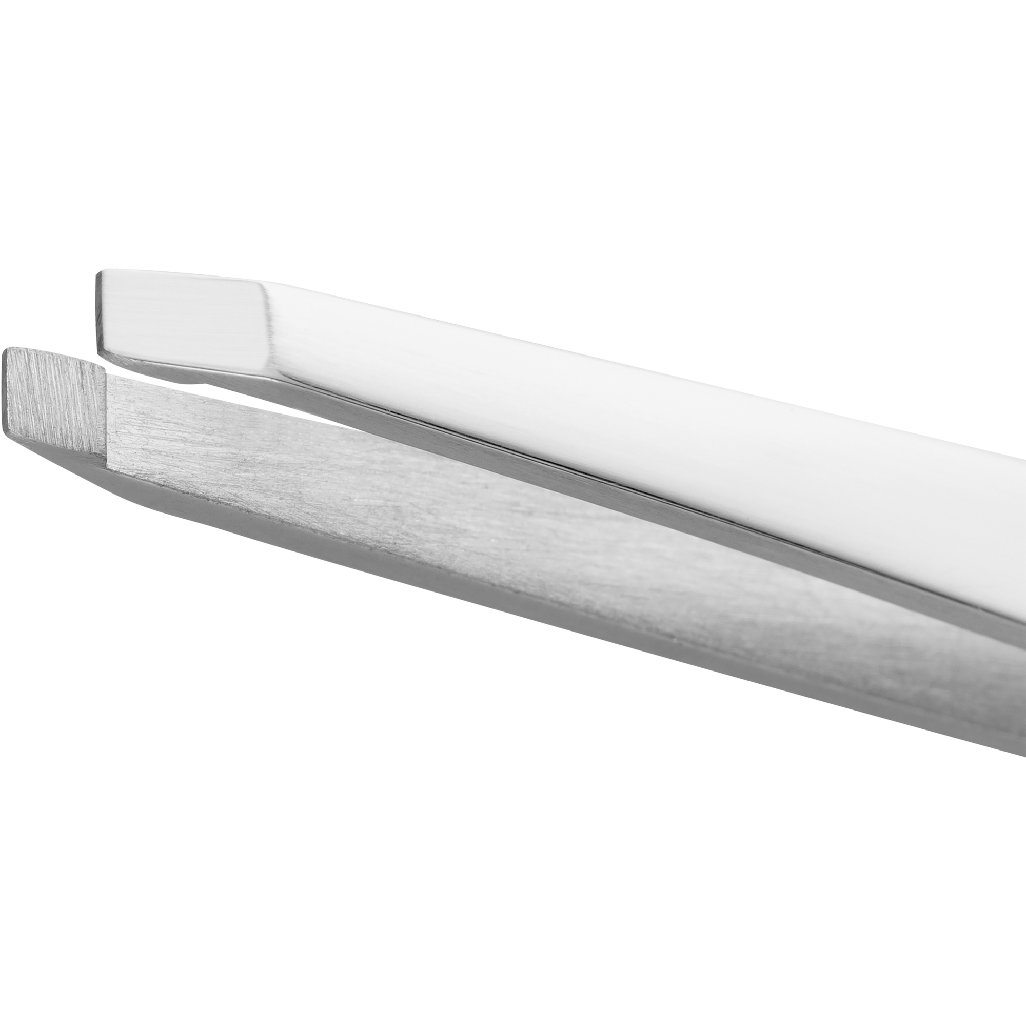 Nahaufnahme der  handgeschliffenen, angerauten geraden ZWILLING Classic Pinzettenspitzen mit großer Zupffläche.
