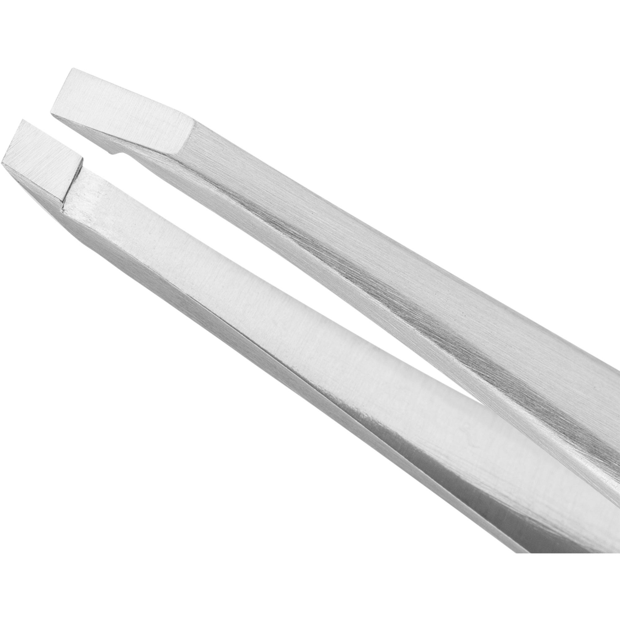 Nahaufnahme der handgeschliffenen, angerauten Spitzen mit großer Zupffläche der ZWILLING Premium Pinzette, gerade.