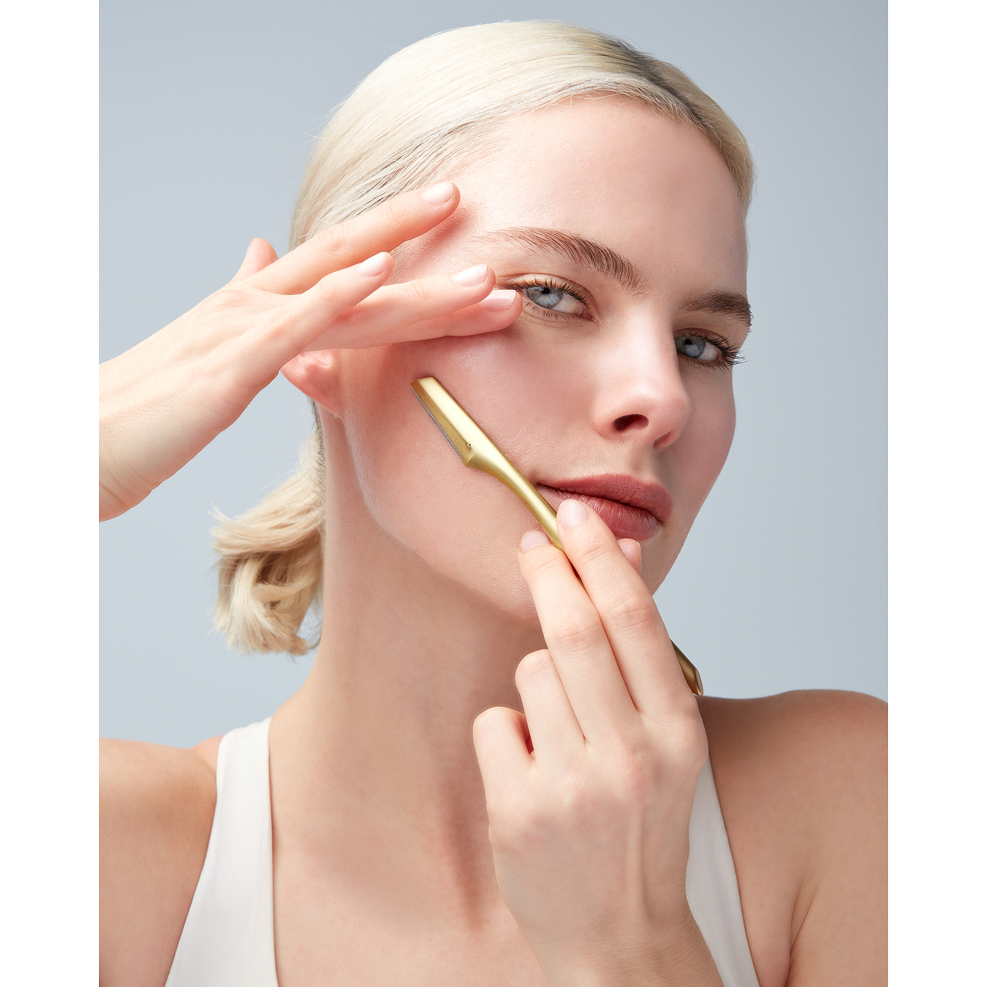 Anwendung eines ZWILLING Premium Gesichtshaar-Rasierers in Gold an der rechten Wange.