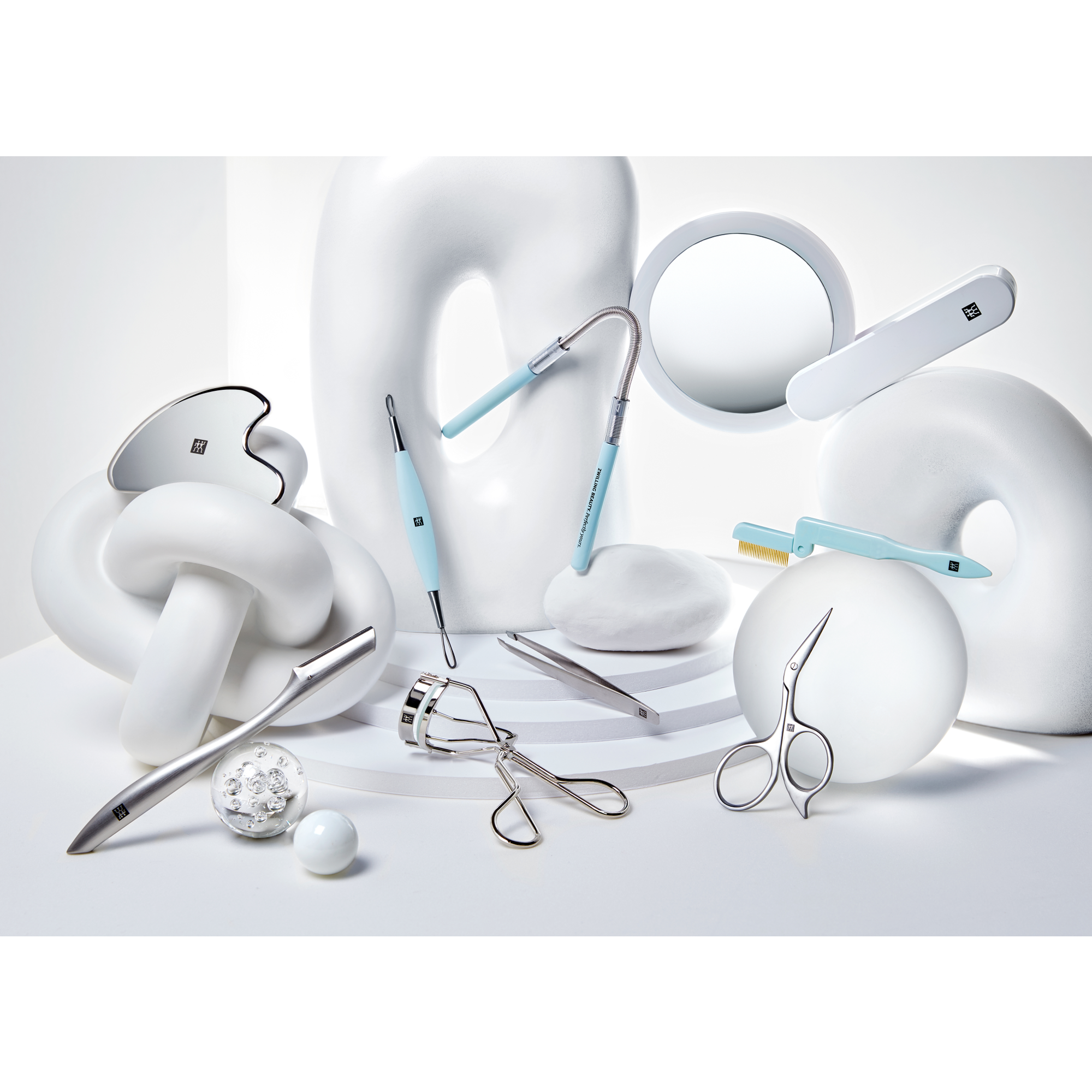 Darstellung diverser ZWILLING Premium Produkte aus der Kategorie Gesicht und Haut, inmitten von artifiziellen Steinobjekten.