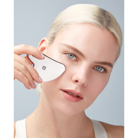 Anwendung des ZWILLING Premium Edelstahl-Gesichtsmassagers an der rechten Wange.