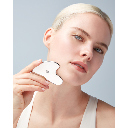 Anwendung des ZWILLING Premium Edelstahl-Gesichtsmassagers unter dem rechten Auge.
