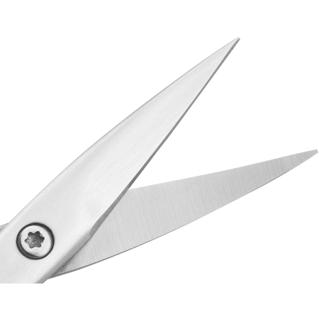 Nahaufnahme der geöffneten Schneide der ZWILLING Premium Nagelhautschere aus rostfreiem Edelstahl mit scharfen, präzisen Klingen.