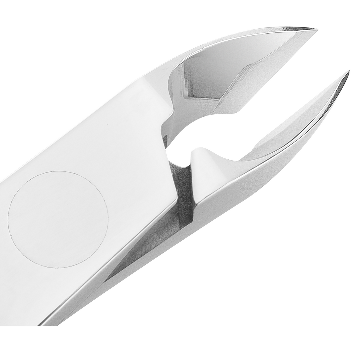 Nahaufnahme der geöffneten Schneide der ZWILLING Classic Nagelhautzange aus rostfreiem Edelstahl mit präziser Schneide für exakten Schnitt.