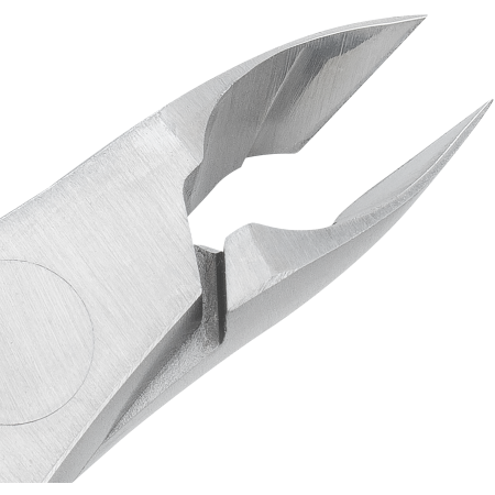 Nahaufnahme der geöffneten Schneide der ZWILLING Premium Nagelhautzange aus rostfreiem Edelstahl mit präziser Schneide für exakten Schnitt.