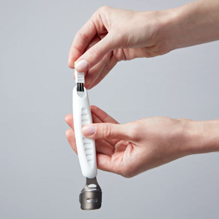 Entnahme der integrierten Reinigungsbürste des ZWILLING Premium Hornhauthobels in weiß.