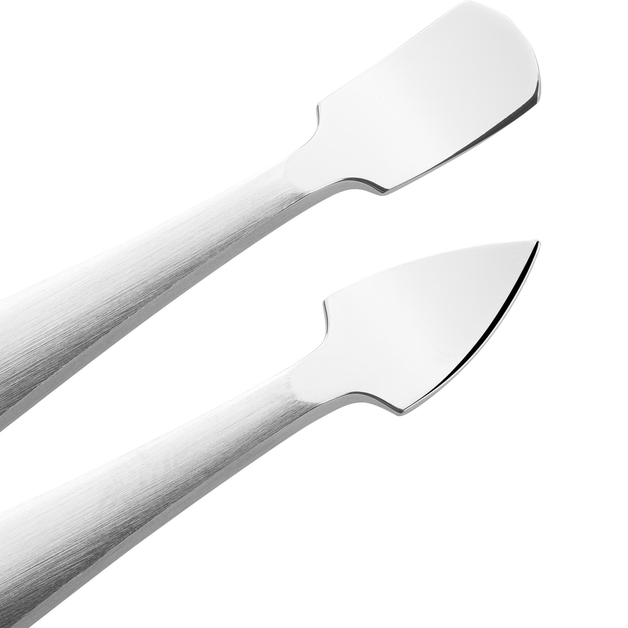 Nahaufnahme derzwei Spitzen des ZWILLING Premium Nagelhautschiebers und -reinigers aus rostfreiem Edelstahl. Darstellung des spitzen und abgerundeten Endes zum Entfernen von Dreck oder dem Zurückschieben der Nagelhaut.