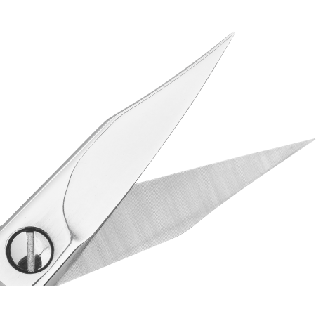 Nahaufnahme der geöffneten Schneide der ZWILLING Classic Nagel- und Hautschere mit gepogener Schneide und pointierter Spitze für die Anwendung an der Nagelhaut.