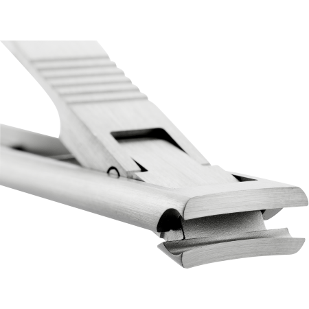 Nahaufnahme der geöffneten Schneide eines ZWILLING Premium Nagelknipsers aus rostfreiem Edelstahl mit scharfen, präzisen Klingen.