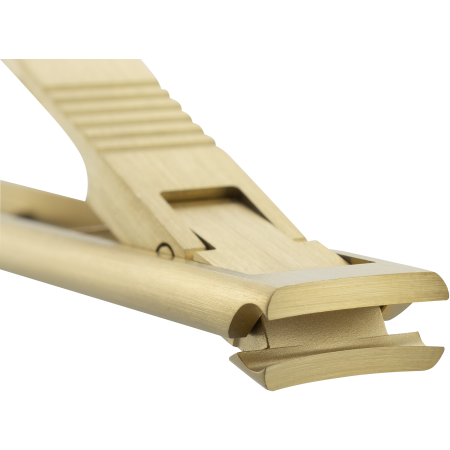 Nahaufnahme der geöffneten Schneide eines ZWILLING Premium Nagelknipsers in Gold mit scharfen, präzisen Klingen inklusive Nagelfeile.