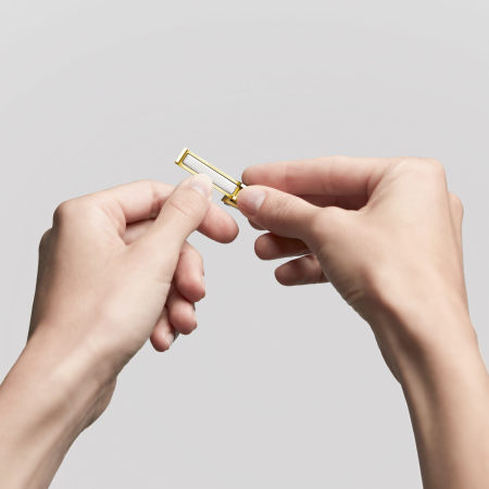Anwendung der integrierten Nagelfeile eines ZWILLING Premium Nagelknipsers in Gold am linken Daumennagel.