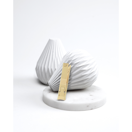 Darstellung des ZWILLING Premium Nagelknipsers in Gold inmitten von artifiziellen Betonobjekten.