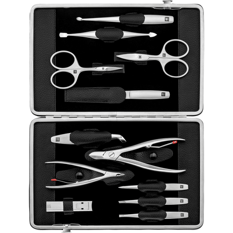 Geöffnetes ZWILLING Premium Set 12tlg. in schwarz mit Metallrahmen, mit vollumfänglichen Pflegeinstrumenten aus rostfreiem Edelstahl.