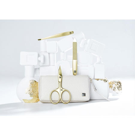 Darstellung eines ZWILLING Premium Maniküre Sets 5tlg. anlehnend an artifiziellen Betonobjekten, veredelt mit Blattgold.