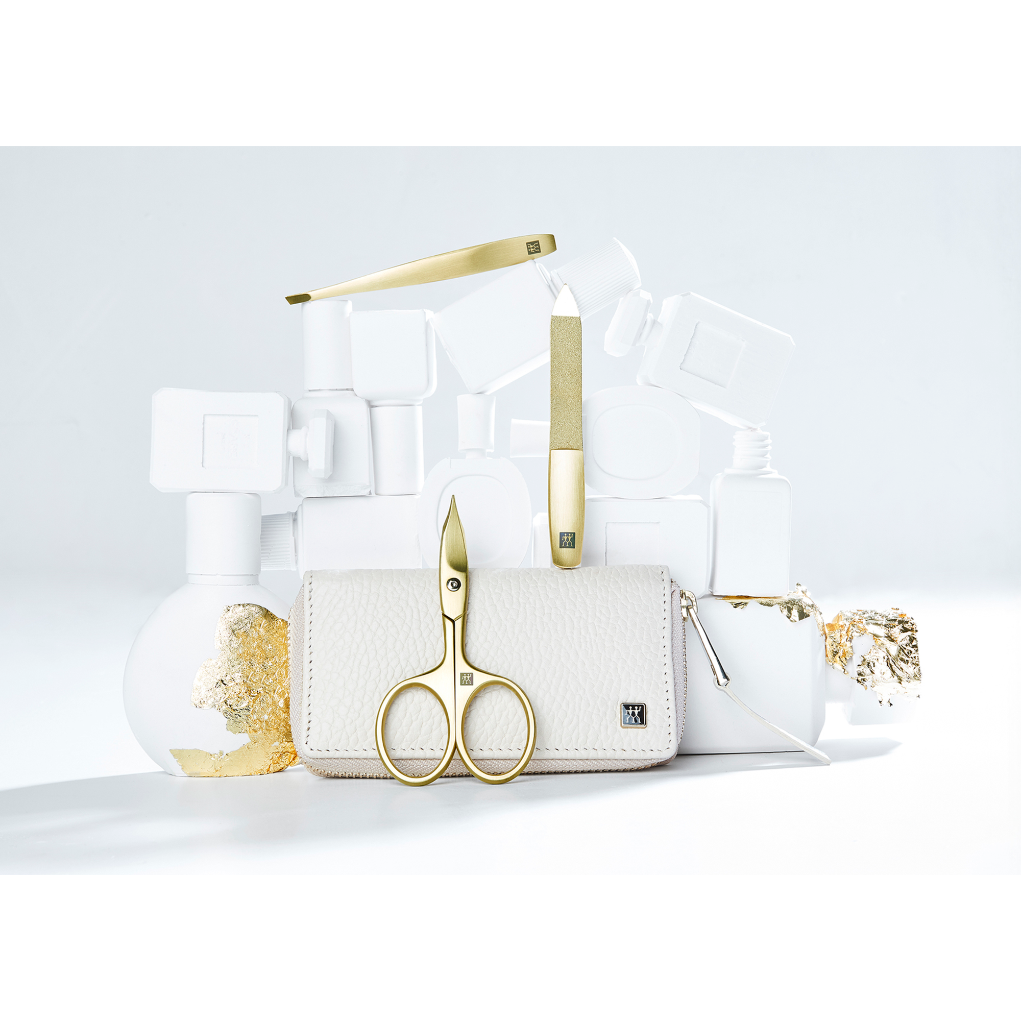 Darstellung eines ZWILLING Premium Maniküre Sets 5tlg. anlehnend an artifiziellen Betonobjekten, veredelt mit Blattgold.