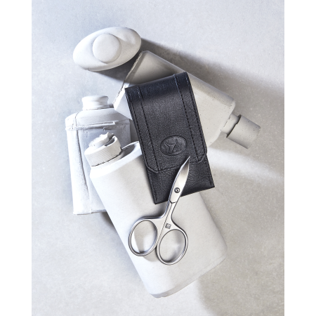 Darstellung eines ZWILLING Premium Maniküre Sets 3tlg. angelehnt an artifiziellen Betonobjekten.