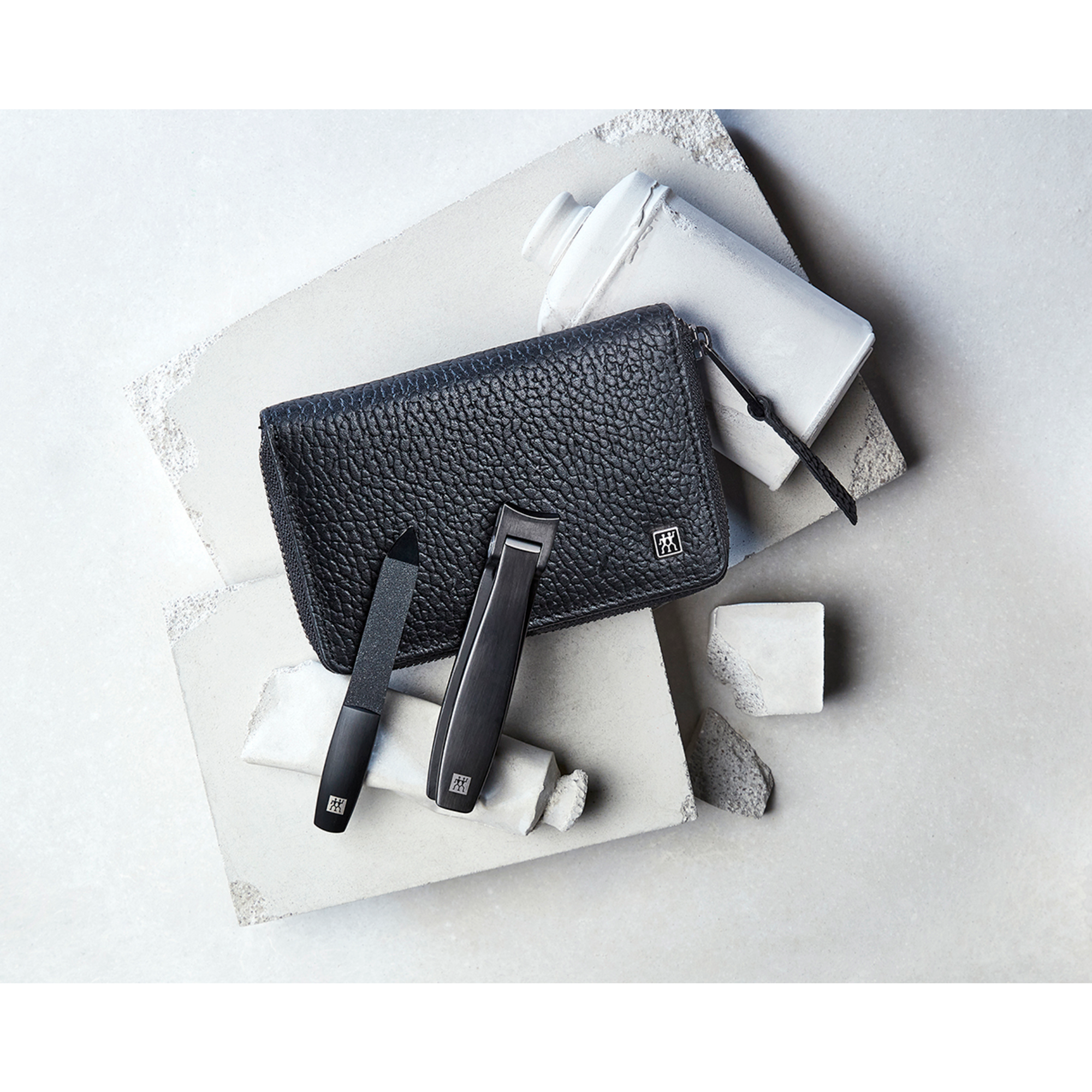 Darstellung eines ZWILLING Premium Maniküre Sets 4tlg. auf artifiziellen Betonobjekten.