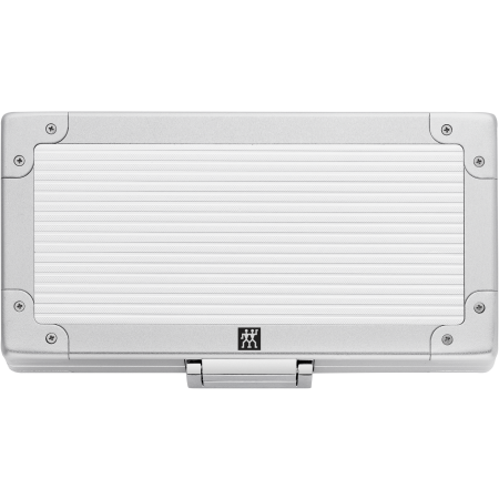Frontalansicht eines geschlossenen ZWILLING Premium Sets 5tlg. in silbernem Aluminiumkoffer.