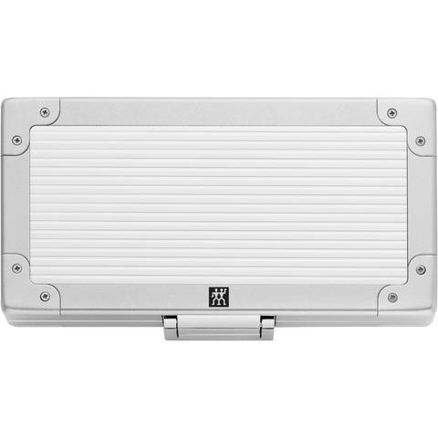 Frontalansicht eines geschlossenen ZWILLING Premium Sets 5tlg. in silbernem Aluminiumkoffer.